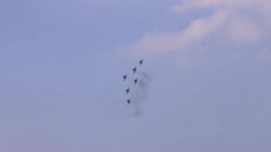 Perm, Rusya - 27 Haziran 2015: Altı Mig 29 anında gökyüzündeki airshow Parma kanatları