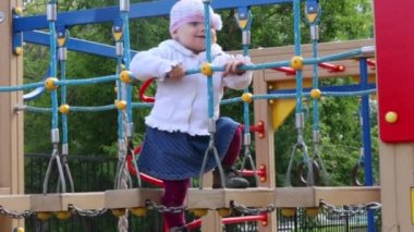 Küçük sevimli gülümseyen kız Bahçesi köprüde oynamaya