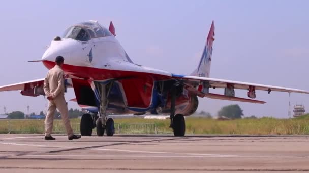 Perm, Rusland - Jun 27, 2015: Mig 29 kunstvlieger team Gierzwaluwen op airshow — Stockvideo