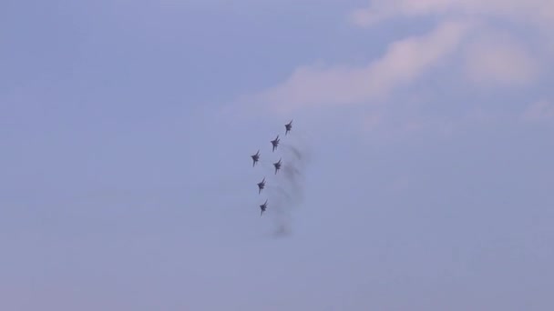 PERM, RUSIA - 27 JUN 2015: Seis Mig 29 vuelan en el cielo en exhibición aérea Wings of Parma — Vídeos de Stock