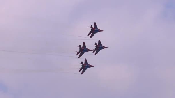 Vier Mig 29 gevechtsvliegtuigen vliegen in lucht op airshow — Stockvideo