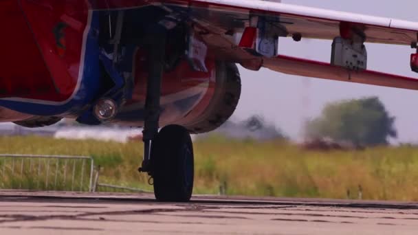 Perm, Rusya - 27 Haziran 2015: Gidiş motorları savaşçı airshow Parma kanatları üzerinde — Stok video