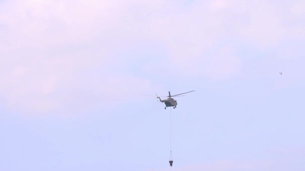 ПЕРМ, РОССИЯ - 27 июня 2015 года: Летающий вертолет Ми-26 с резервуаром для тушения лесных пожаров на авиасалоне "Крылья Пармы" — стоковое видео