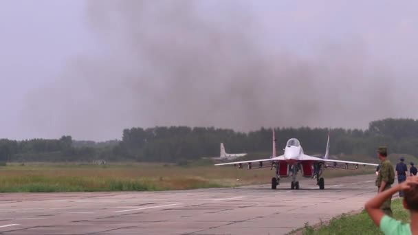 Mig 29 aviones de combate paseos en el aeródromo en airshow — Vídeos de Stock