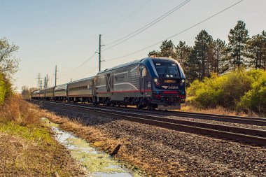 COVID-19 salgını sırasında Michigan boyunca kırsal kesimde seyahat eden bir Amtrak yolcu treni Chicago IL 'e yolcu taşıyor.