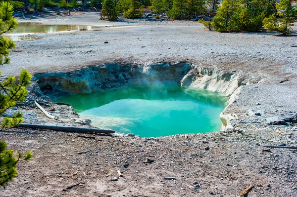 Deep azure thermal spring by in Yellowstone National Park — Stock Photo, Image