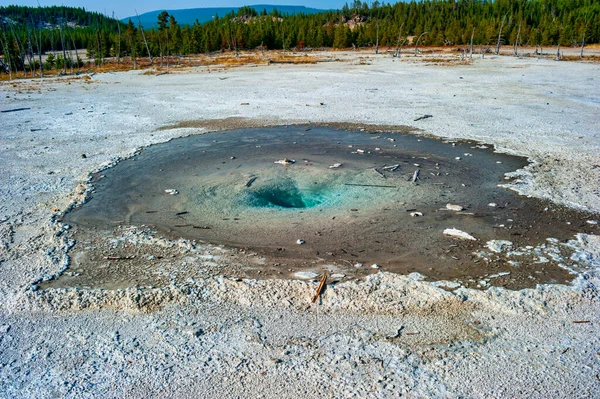 Una profonda sorgente termale azzurra nel Parco Nazionale di Yellowstone — Foto Stock