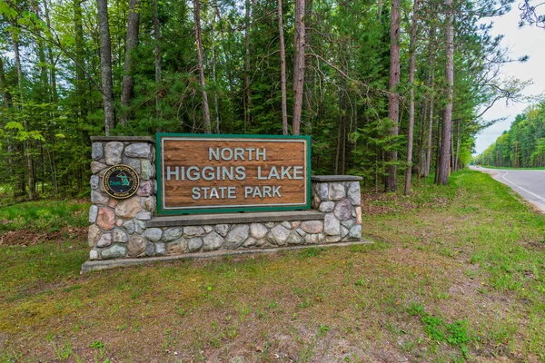 Entrada para o North Higgins Lake State Park um acampamento popular — Fotografia de Stock