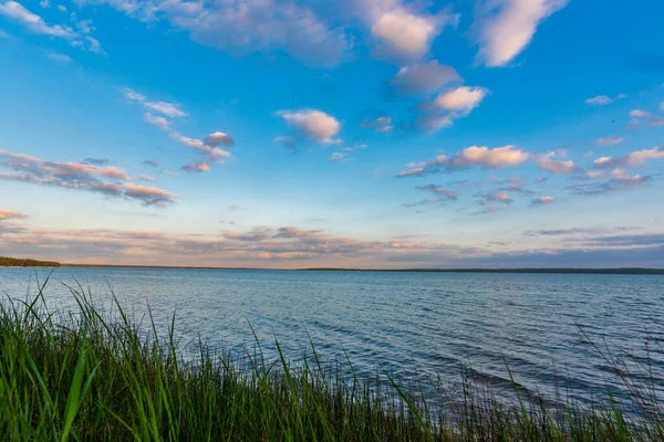 Schönes Seeufer im Higgins Lake State Park im Norden von Michigan. — Stockfoto