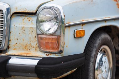 POTTERVILLE, MI - 23 Temmuz 2020 'de Potterville' de 1976 model klasik Mercedes-Benz 300D 'nin ön yüzü.