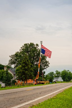 GRAND LEDGE, MI - 11 Temmuz 2021 'de Grand Ledge' de baş aşağı Amerikan bayrağı dalgalandırmak.