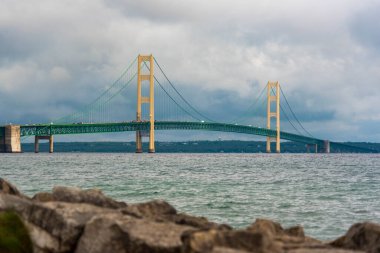 Mackinac Köprüsü bir yaz günü kayalarla çevrili..