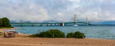 Bir yaz gününde Mackinac Köprüsü. 