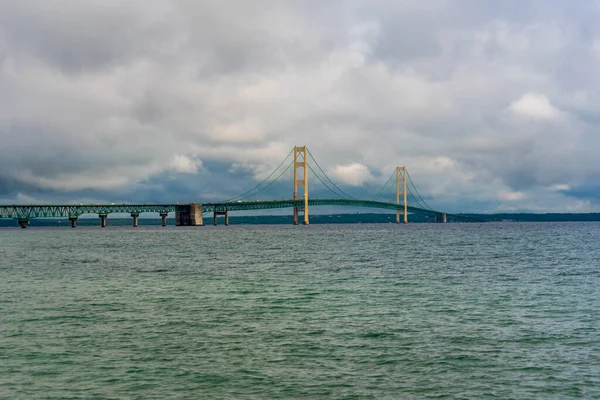 A Mackinac híd egy nyári napon. — Stock Fotó