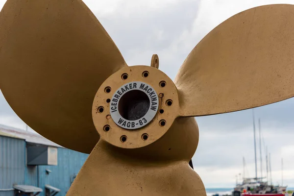 Mackinaw City, Michigan, USA - July 15, 2021: A three bladed ship screw propeller from the retired icebreaker Mackinaw. — Stock Photo, Image