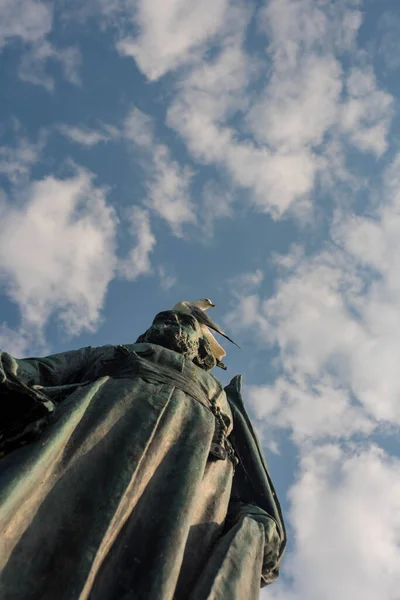 Ilha Mackinaw, MI - 14 de julho de 2021: Gaivota na Estátua Marquette na Ilha Mackinaw no MI em 14 de julho de 2021. — Fotografia de Stock