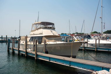 Mackinaw Adası, MI - 14 Temmuz 2021: 14 Temmuz 2021 'de MI' de Mackinaw Adası 'nda demirlemiş küçük bir tekne.