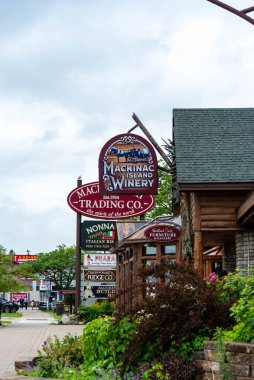 Mackinaw City, MI - 15 Temmuz 2021: 15 Temmuz 2021 'de Mackinaw City' deki Mackinac Adası Şaraphanesi I için imza günü.