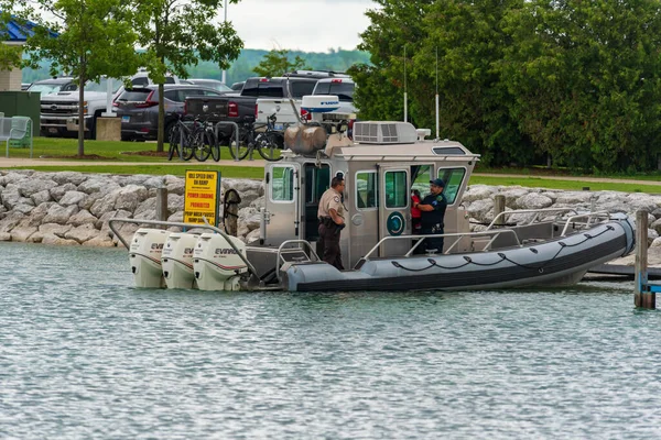 Mackinaw City, MI - July 15, 2021: Law enforcement boat at launch in Mackinaw City on MI on 2021 년 7 월 15 일. — 스톡 사진