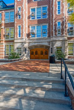 EAST LANSING, MI - 17 Nisan 2021 'de East Lansing' deki Michigan Eyalet Üniversitesi kampüsündeki Berkey Hall 'a giriş. Yüksek kalite fotoğraf