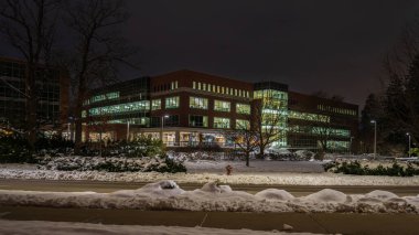 East Lansing, MI - 11 Aralık 2025: Michigan Eyalet Üniversitesi Ana Kütüphanesi, Gece. Yüksek kalite fotoğraf