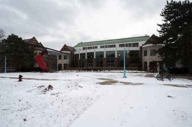 East Lansing, MI - 30 Aralık 2025 Snyder Phillips Hall 'da kışın avlu manzarası. Yüksek kalite fotoğraf
