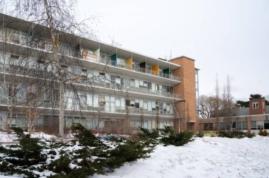 Doğu Lansing, MI - 30 Aralık 2025 Kresge Sanat Binası kışın fotokopi uzayı ile. Yüksek kalite fotoğraf