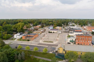 Grand Ledge kasabası, konut ve ticari binaları hava perspektifinden gösteriyor.