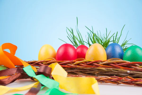 Пасхальные цветные яйца — стоковое фото