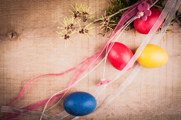 Uova di Pasqua sul tavolo di legno — Foto Stock