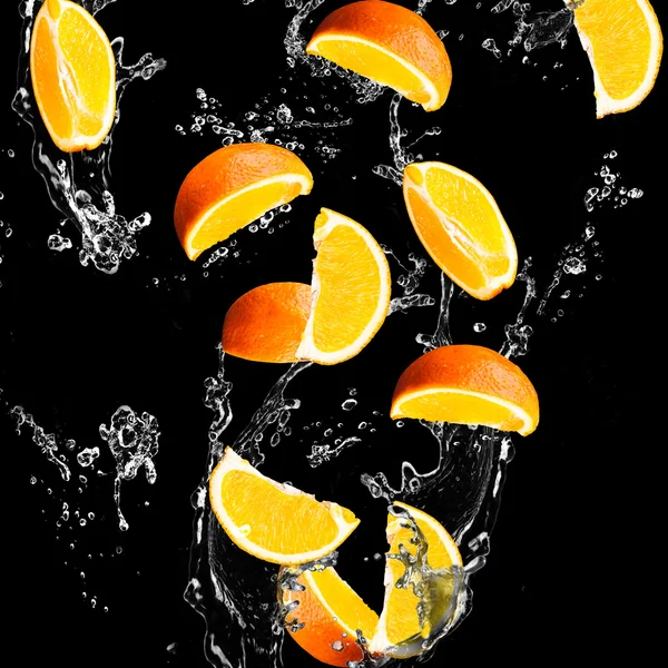 Помаранчеві фрукти та розсипчаста вода — стокове фото