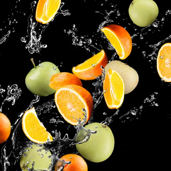 Orange and apples  fruits and Splashing water — Stock Photo, Image