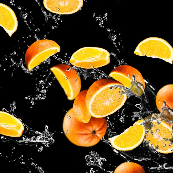 Πορτοκαλί φρούτα και νερό εκτοξεύεται — Φωτογραφία Αρχείου
