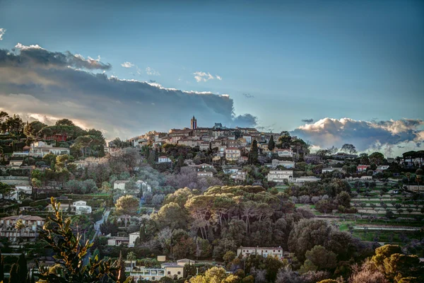Mougins, Güney Frangı içinde tarihi kent merkezinin görünümü