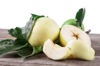 Ahşap masa üzerinde yaz yeşil elma