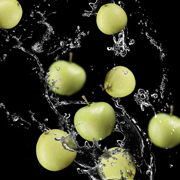 苹果果实和 Splashing 水 — 图库照片