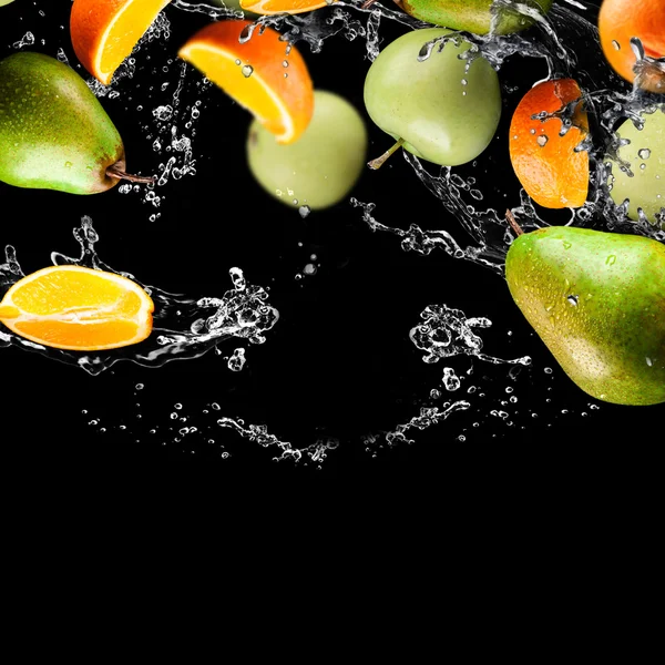 Jeruk dan apel buah-buahan dan air percikan — Stok Foto