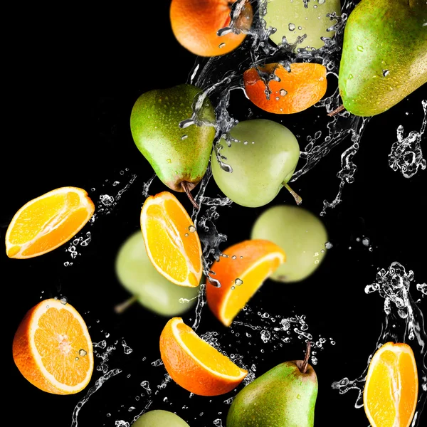 Laranja e maçãs frutas e salpicos de água — Fotografia de Stock