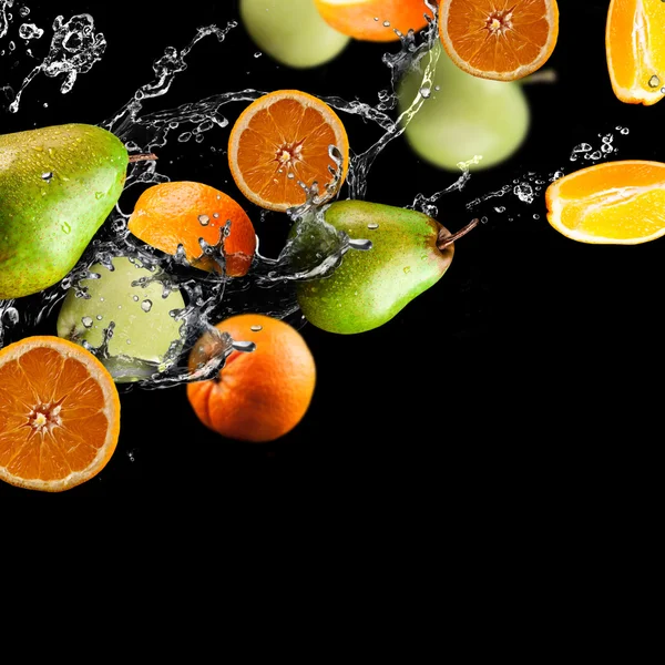 橙和苹果水果和 Splashing 水 — 图库照片