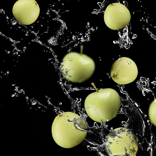 Frutos de maçãs e água salpicante — Fotografia de Stock