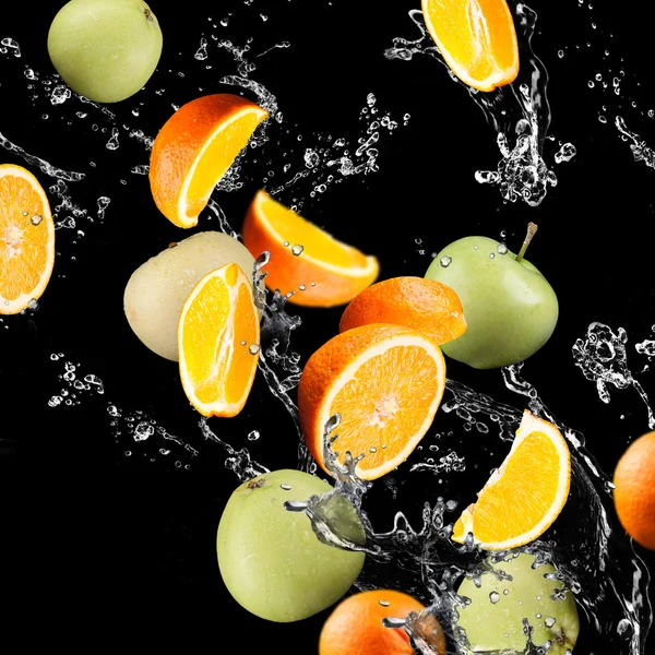 Oranje en appels fruit en Splashing water — Stockfoto