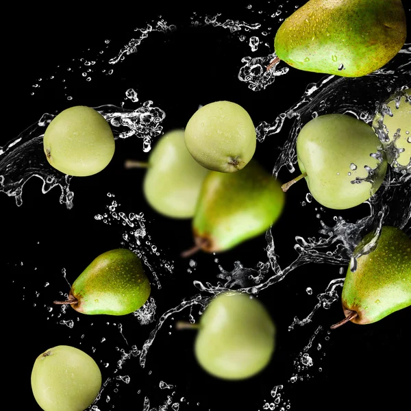 Maçãs, peras e água com salpicos — Fotografia de Stock