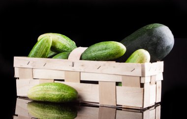 salatalığın üzerinde siyah bir zemin üzerine bir tabak