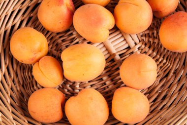 Siyah arka planda sepetteki kayısılar