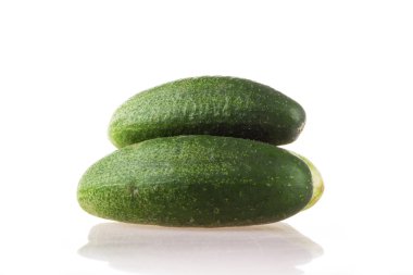 Salatalık beyaz arka plan üzerinde izole bir plaka üzerinde