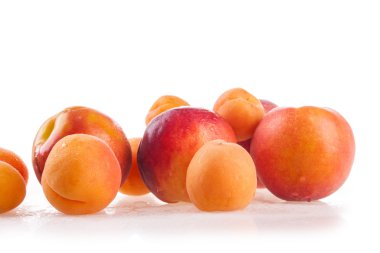 şeftali ve kayısı beyaz arka plan üzerinde izole