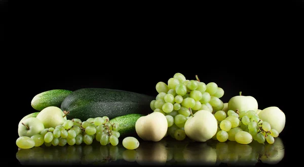 Frutta e verdura su fondo nero, mela, cetriolo, albicocca, uva, zucchine, pesche — Foto Stock