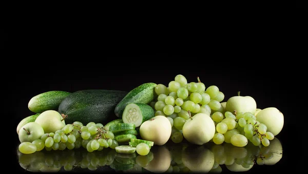 Frutta e verdura su fondo nero, mela, cetriolo, albicocca, uva, zucchine, pesche — Foto Stock