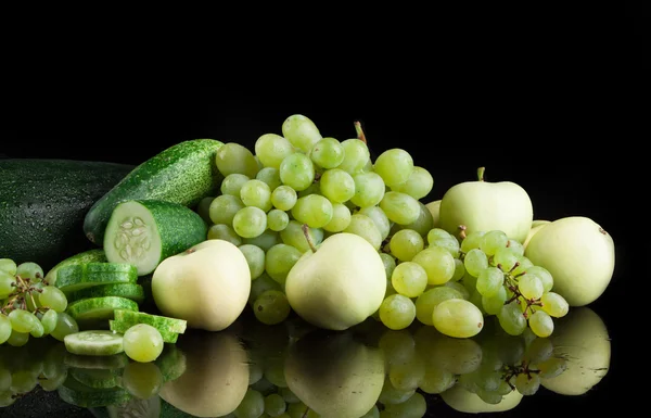 Frutas e legumes em um fundo preto, maçã, pepino, damasco, uvas, abobrinha, pêssegos — Fotografia de Stock