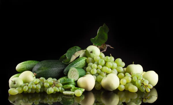 Frutta e verdura su fondo nero, mela, cetriolo, albicocca, uva, zucchine, pesche — Foto Stock